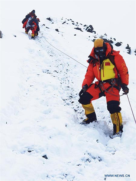 L'expédition chinoise retarde encore son ascension vers le sommet du mont Qomolangma