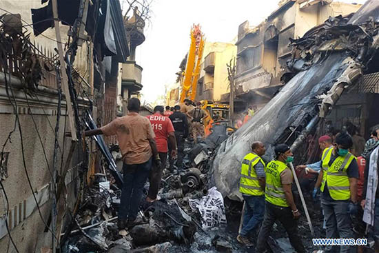 Le Pakistan ouvre une enquête sur le crash d'avion meurtrier à Karachi