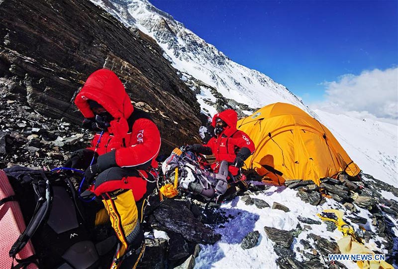 Une équipe chinoise de huit alpinistes tentent d'atteindre le sommet du mont Qomolangma mercredi