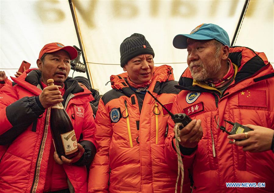 Une expédition chinoise effectue la mesure du plus haut sommet du monde