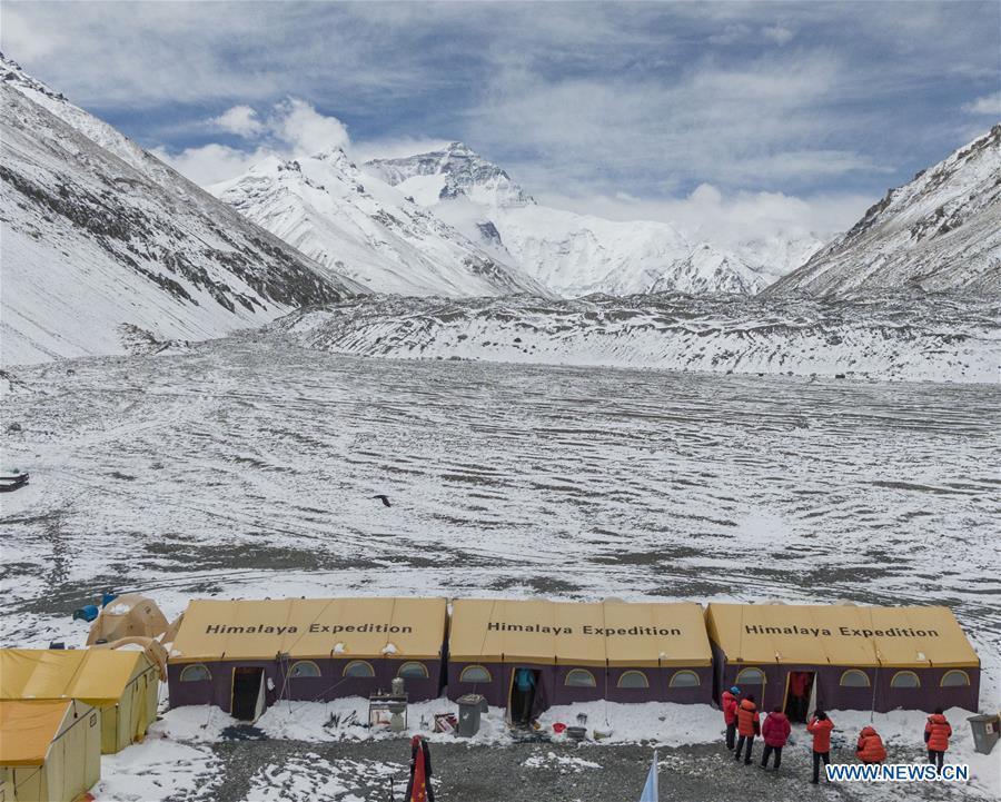 Une expédition chinoise atteint le plus haut sommet du monde et remesure sa hauteur