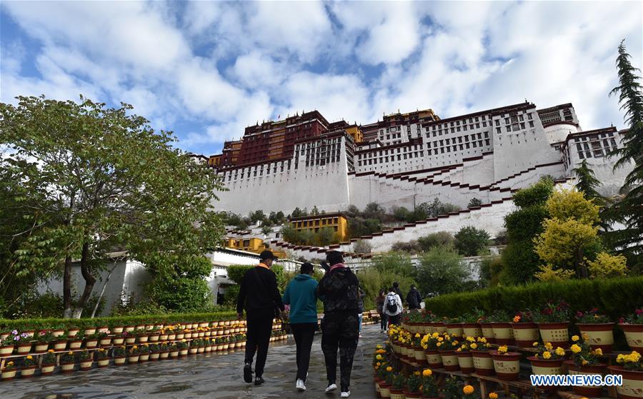 Des visiteurs se dirigent vers le Palais du Potala à Lhassa, capitale de la région autonome du Tibet, dans le sud-ouest de la Chine, le 3 juin 2020. 