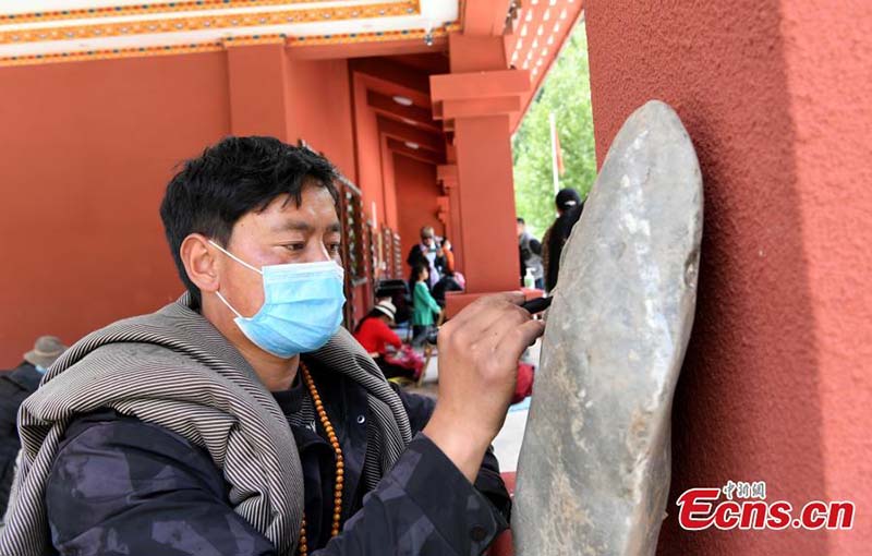 Explorez un parc de pétroglyphes dans le Sichuan