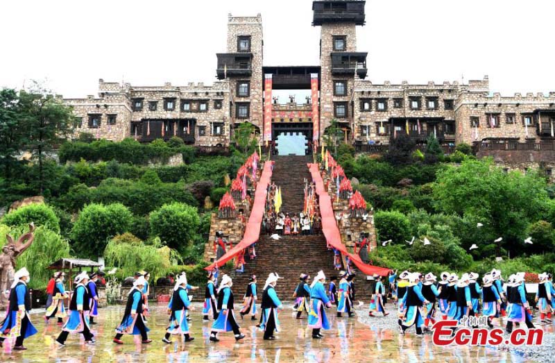 Une cérémonie traditionnelle d'ouverture des portes au Sichuan