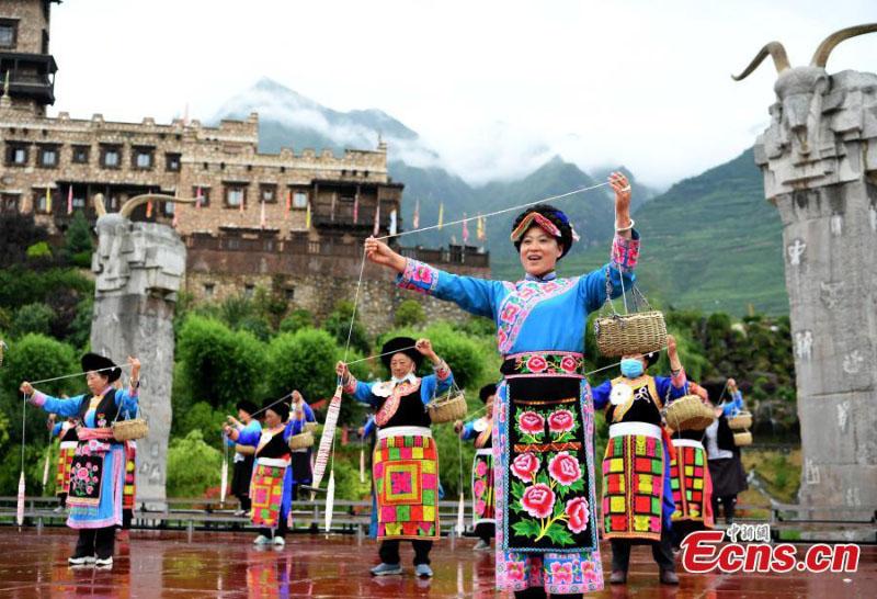 Une cérémonie traditionnelle d'ouverture des portes au Sichuan