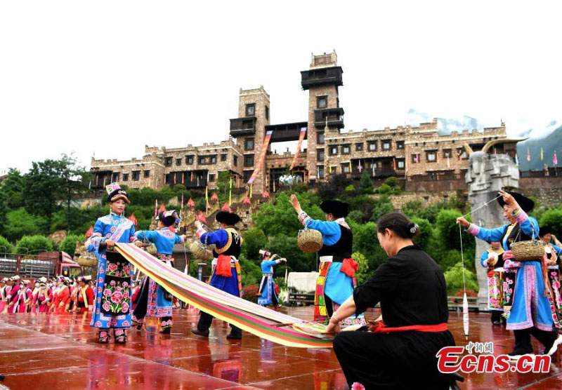 Une cérémonie traditionnelle d'ouverture des portes au Sichuan