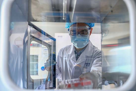 Les Émirats arabes unis vont accueillir des essais de phase 3 d'un vaccin chinois contre le COVID-19