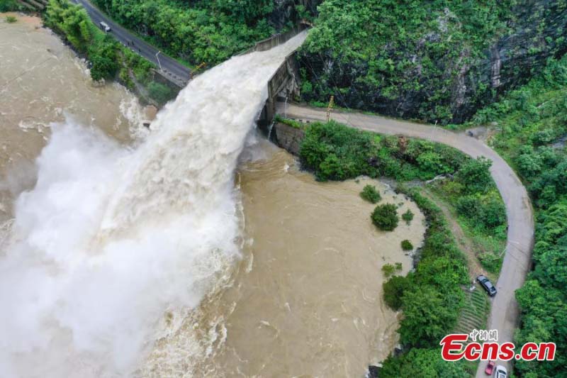 Ouverture des vannes d'un barrage à la suite de fortes pluies dans l'Anhui