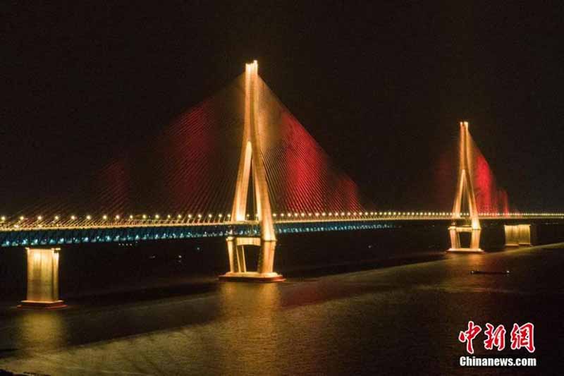Le pont reliant Nantong et Zhangjiagang ouvre à la circulation 