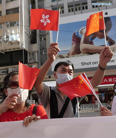 Des citoyens de Hong Kong célèbrent l'adoption de la loi sur la sauvegarde de la sécurité nationale à Hong Kong