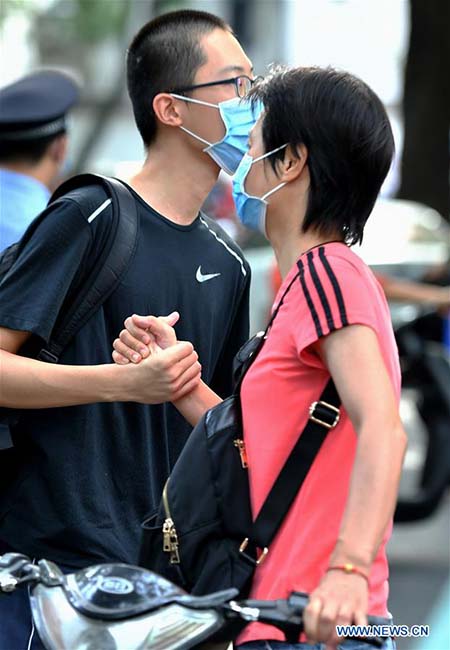 Plus de dix millions de candidats chinois, portant tous des masques, participent au Gaokao dans le contexte de l'épidémie