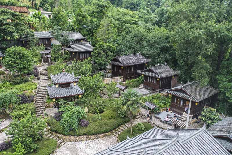 Des touristes passent leur temps libre dans une famille d'accueil dans le comté autonome Yao de Jinxiu, dans la région autonome Zhuang du Guangxi (sud de la Chine), le 10 juillet 2020. (Photo / Xinhua)