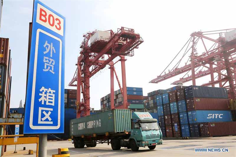 Le commerce extérieur de la Chine dépasse les estimations au premier semestre grâce à un redressement de son économie