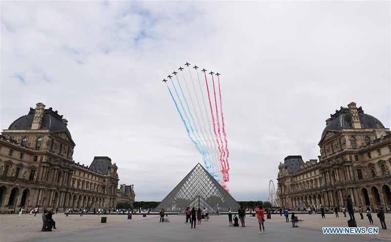 La France célèbre une fête nationale réduite face à la pandémie