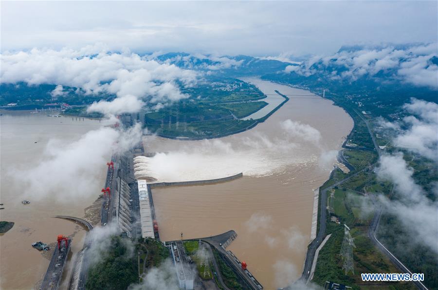 La deuxième crue de l'année du fleuve Yangtsé passe le barrage des Trois Gorges