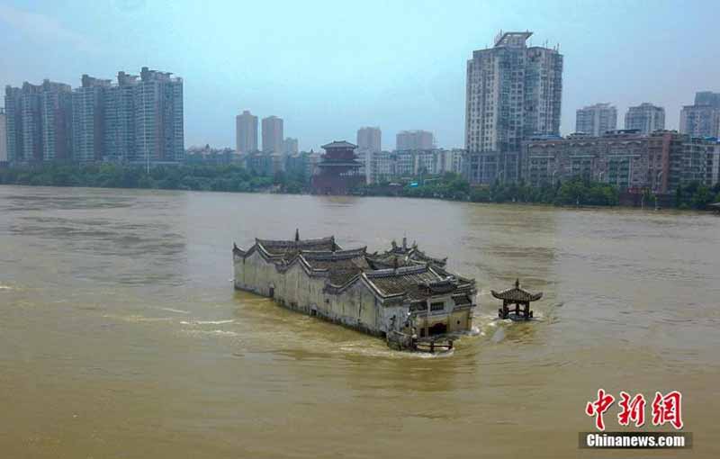 Le pavillon Guanyin de 700 ans toujours debout malgré les inondations du Yangtsé dans le Hubei 