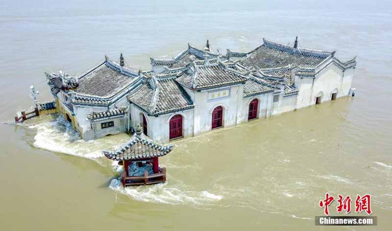 Le pavillon Guanyin de 700 ans toujours debout malgré les inondations du Yangtsé dans le Hubei 