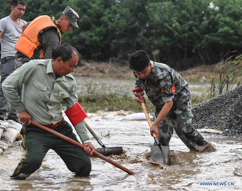 Un père et son fils se battent en première ligne de la lutte contre les inondations
