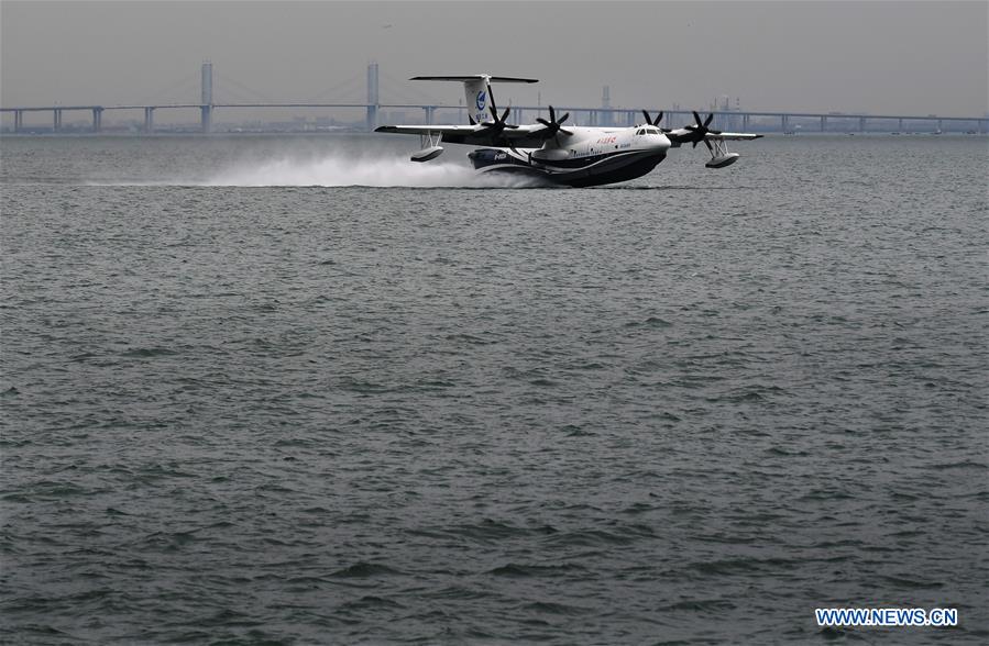 L'avion amphibie chinois AG600 réussit son premier vol au-dessus de la mer