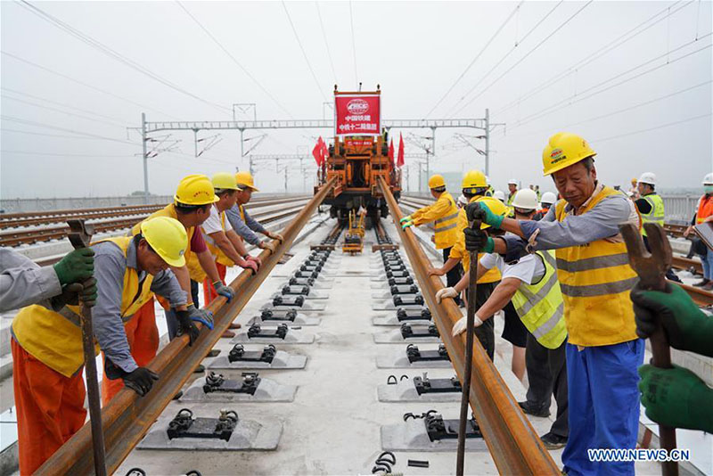 Achèvement de la pose des voies du chemin de fer interurbain Beijing-Xiong'an