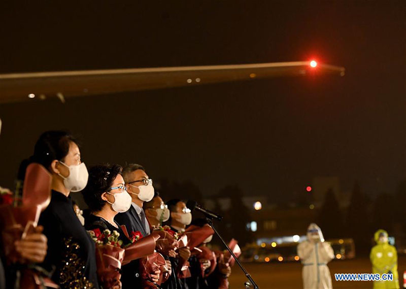 Les membres du personnel consulaire chinois de Houston arrivent à Beijing