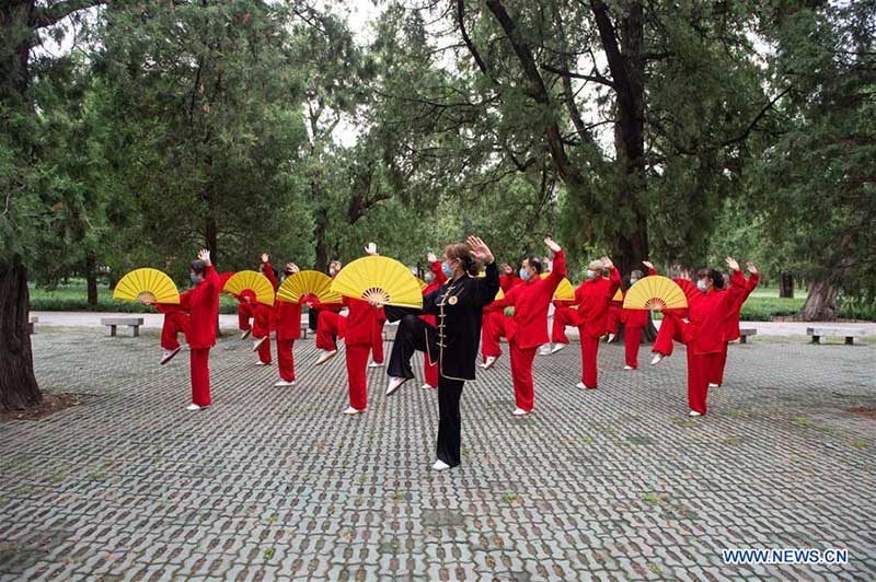 Les personnes âgées pratiquent l'aérobic traditionnel au parc du Temple du Ciel à Beijing