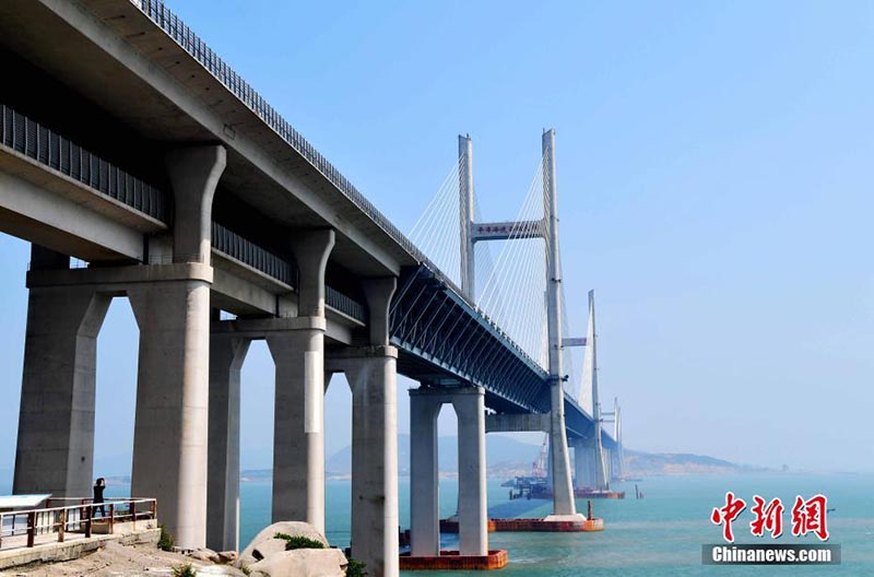 Test de charge pour le plus long pont ferroviaire autoroutier du monde dans le Fujian
