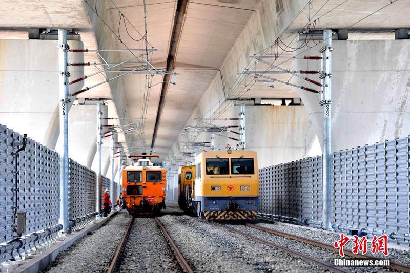 Test de charge pour le plus long pont ferroviaire autoroutier du monde dans le Fujian