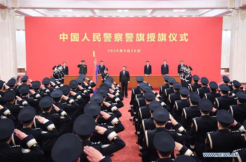 Xi Jinping remet le drapeau à la force de la police