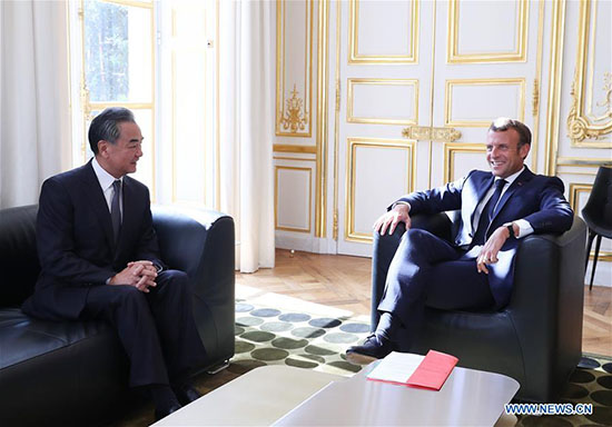 Le président français Macron rencontre le MAE chinois