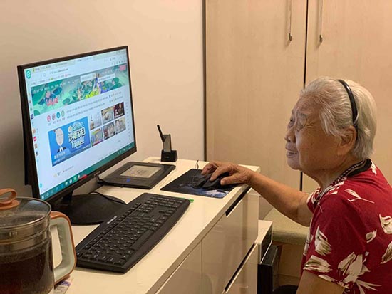 Comment « Minci Bulao », 89 ans, a conquis Internet avec les histoires de sa vie