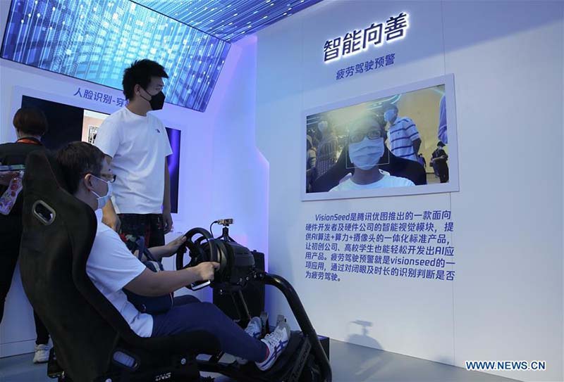 Les entreprises chinoises présentent leurs dernières innovations et technologies au salon du commerce des services de Beijing