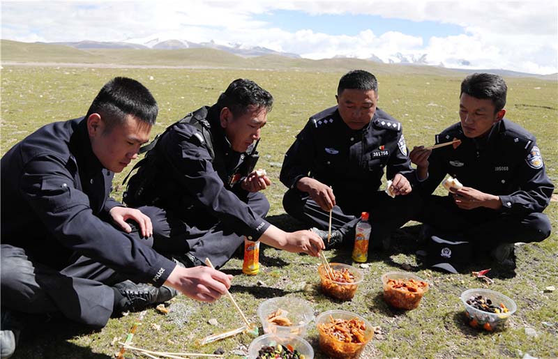 A la découverte du plus haut poste de police de Chine, au Tibet