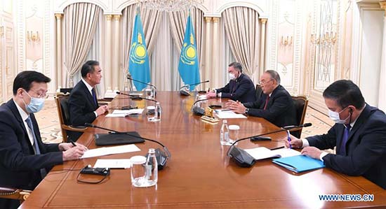 Le premier président du Kazakhstan rencontre le conseiller d'Etat chinois sur les relations bilatérales