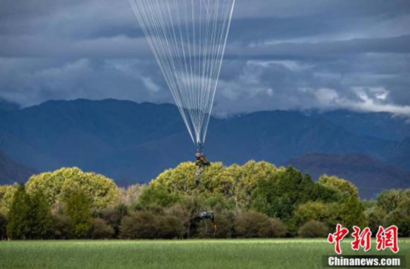 Premier entraînement au parachutisme avec charge sur le plateau pour une brigade de la région militaire tibétaine