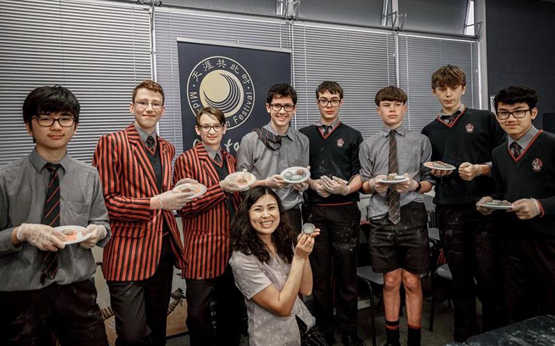 Amusez-vous avec la pâte ! Des étudiants néo-zélandais apprennent à faire des gâteaux de lune