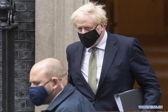 Le PM britannique annonce un système de mesures de confinement à trois niveaux sur fond de montée des inquiétudes