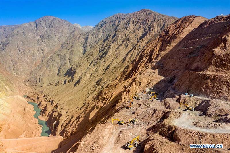 L'ouvrage du complexe hydraulique de Dashixia en construction dans le Xinjiang