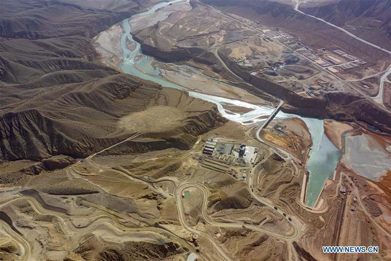 L'ouvrage du complexe hydraulique de Dashixia en construction dans le Xinjiang