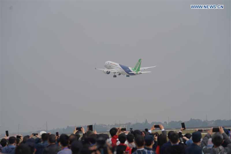 Chine : l'avion C919 effectue son premier spectacle aérien