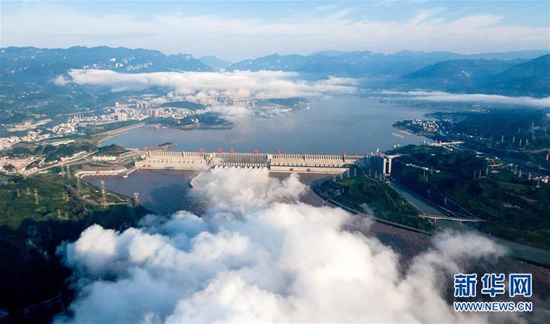 Le barrage des Trois Gorges remplit des rôles clés dans le contrôle des inondations, la production d'électricité et le transport fluvial