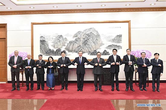Le ministre chinois des affaires étrangères rencontre les envoyés diplomatiques de l'ASEAN