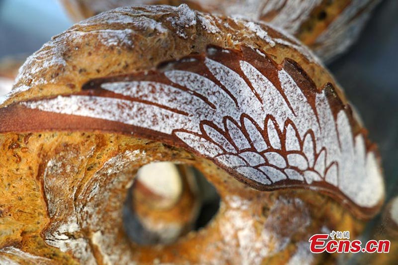 Des pains de formes exceptionnelles épatent les visiteurs de la 3e CIIE