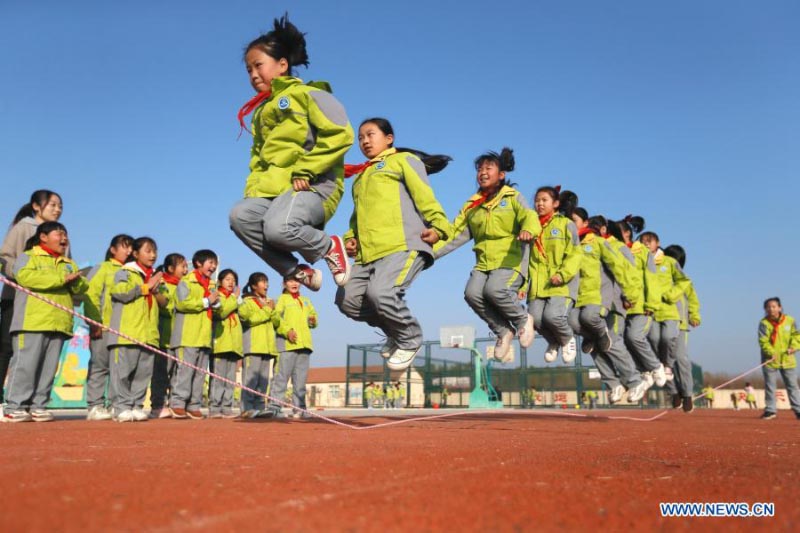 Une école de la province du Shandong organise diverses activités sportives pendant les pauses intercours plus longues