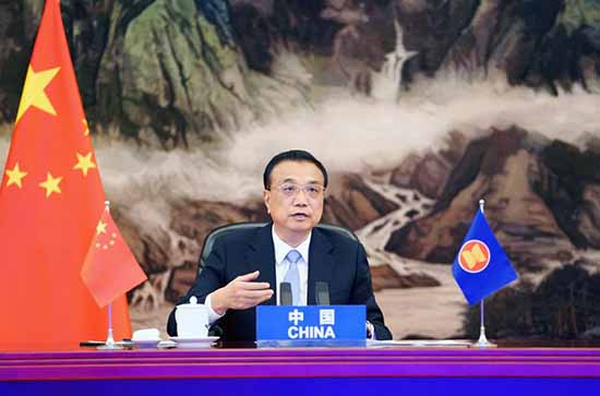 Le Premier ministre chinois appelle à promouvoir la coopération et le développement durable pour surmonter les défis liés au COVID-19