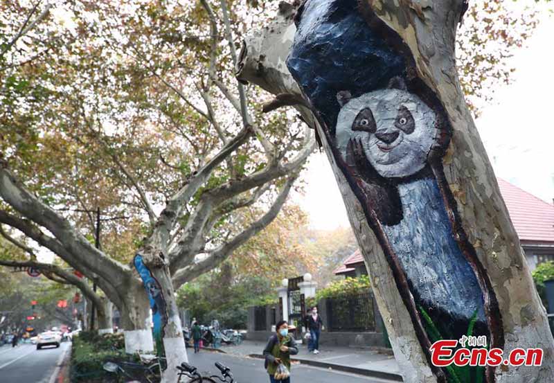Des peintures d'animaux sur des troncs colorent la ville de Nanjing