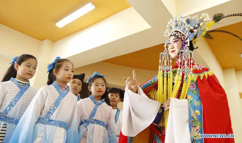 Des cours d'opéra traditionnel chinois introduits à l'école pour promouvoir l'art traditionnel
