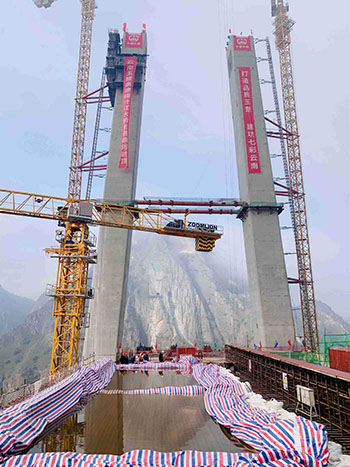 Yunnan : la tour unique du nouveau pont de Lyuzhijiang mise en place