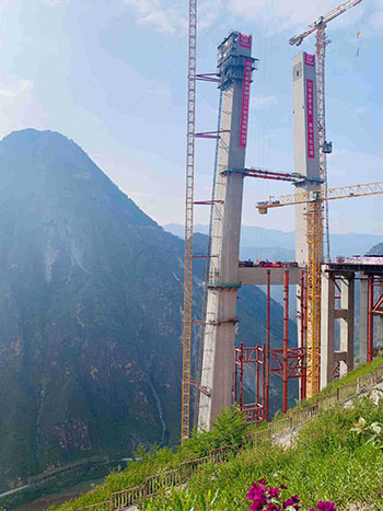 Yunnan : la tour unique du nouveau pont de Lyuzhijiang mise en place