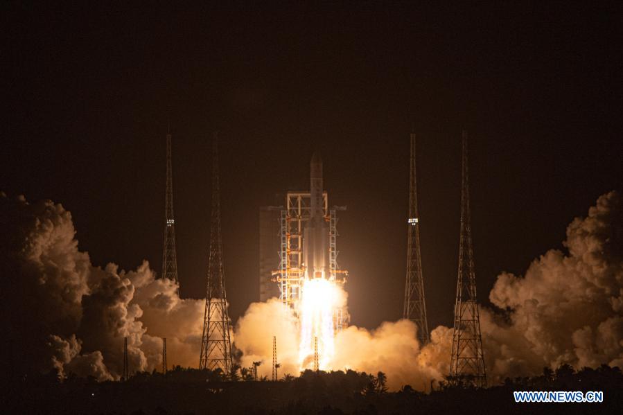 La Chine lance la sonde Chang'e-5 pour collecter et ramener des échantillons lunaires